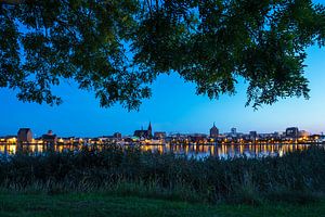 Blick über die Warnow auf die Hansestadt Rostock zur Blauen Stunde