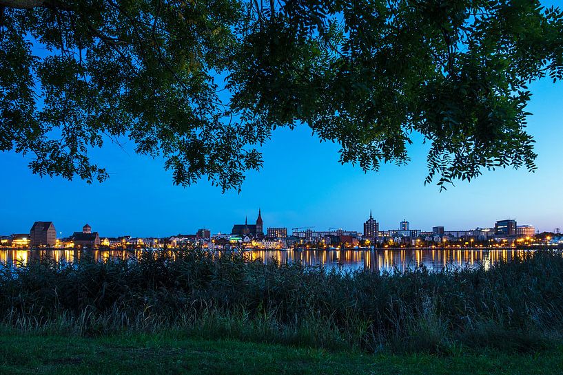 Uitzicht over de Warnow rivier naar de Hanzestad Rostock bij het Blauwe Uur van Rico Ködder