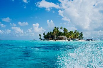 San Blas-eilanden, Panama – tropisch Caribisch eiland met palmbomen en rieten hutten