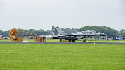 Slowaakse Mikoyan-Gurevich MiG-29AS met remparachute.