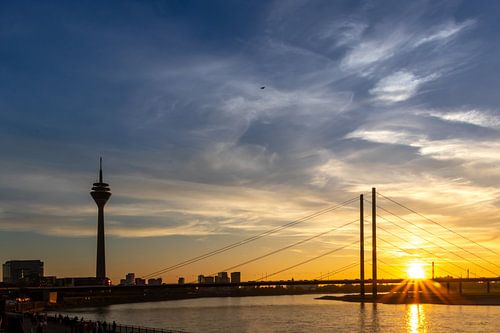 Düsseldorf skyline in een gouden zonsondergang