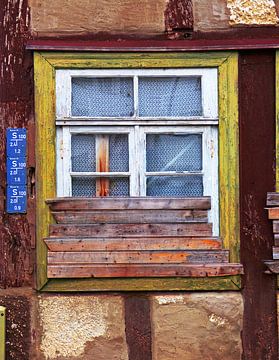 Plankieren.... (Half dichtgetimmerd oud raam) van Caroline Lichthart