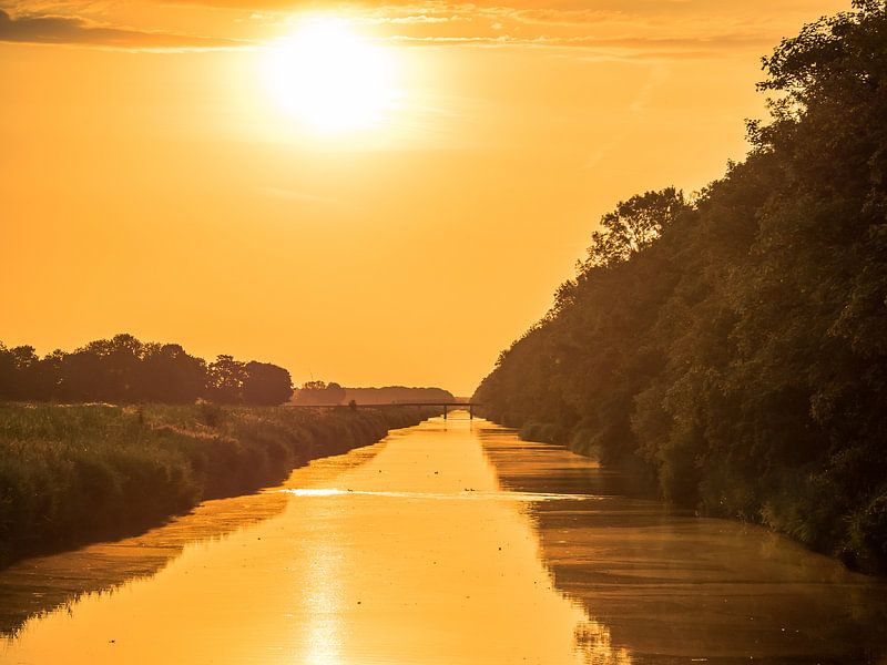 Sonnenaufgang am Wasser von Martijn Tilroe