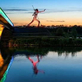 Vreedzame Krijger bij fietsersbrug Venlo van Karin de Jonge