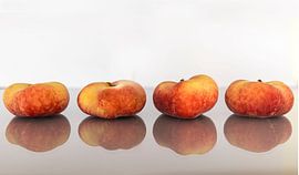 Fruits d'été - 4 pêches sauvages à la suite