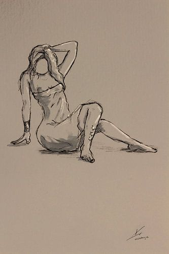 Zittend vrouwelijk model met tatoeage met drie sterren