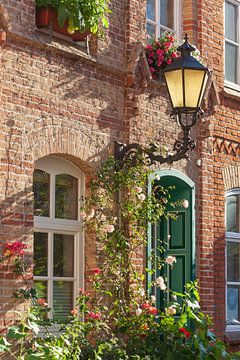 Alte Laterne und Fenster, Heiliggeisthof, Rostock, Mecklenburg- Vorpommern, Deutschland, Europa