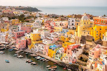 Marina di Corricella, kleurrijke haven van Procida, Napels, Italië van Melissa Peltenburg