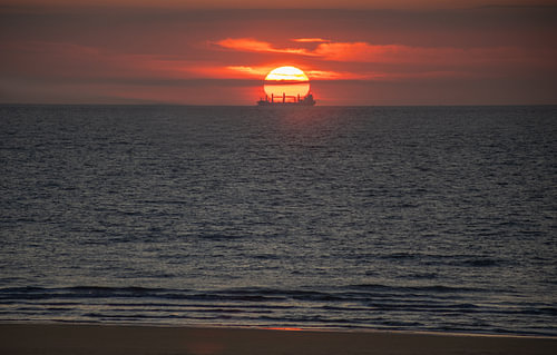 Un bateau transportant le soleil