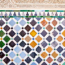 Wand met gekleurde Moorse tegels in Granada van Angeline Dobber