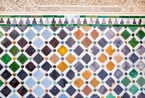 Wand met gekleurde Moorse tegels in Granada van Angeline Dobber