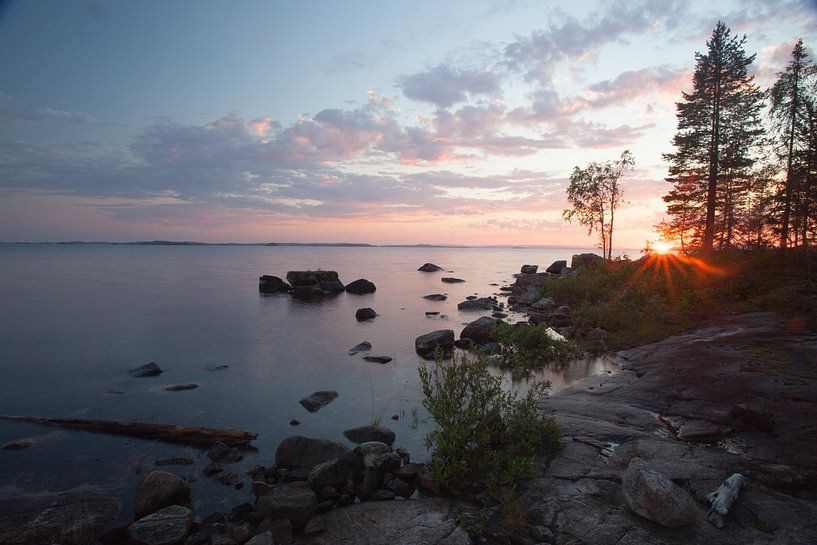 coucher de soleil à travers les sapins sur les pierres au bord de l'eau, reflets de scandinavie, car par Michael Semenov