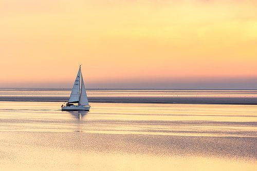 Zeilboot op de Waddenzee bij zonsondergang &ndash; rust en ruimte aan zee