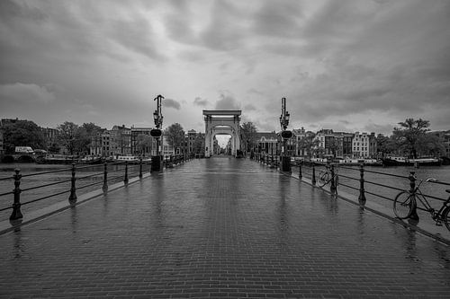 De Magere brug in de regen.