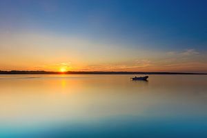 Das einsame Boot auf dem Starnberger See bei Sonnenuntergang