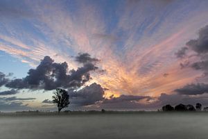 Ondergaande zon boven het landschap van de stad IJlst in Friesland. One2expose Wout Kok Photography