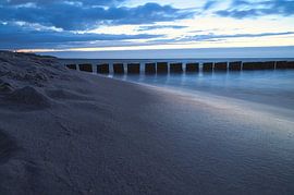 Groyne in Zingst aan de Oostzee. De kribben reiken tot in de zee van Martin Köbsch