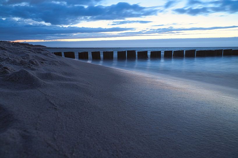 Buhne in Zingst an der Ostsee. Buhnen reichen ins Meer von Martin Köbsch