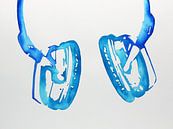 Hoofdtelefoon silhouet (abstract aquarel schilderij DJ muziek spetters vrolijk feest blauw tieners) van Natalie Bruns thumbnail