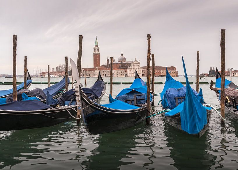 Vertäute Gondeln an einem bewölkten Tag in Venedig von Anges van der Logt