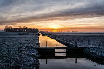 Paysage de polder avec le soleil levant  sur Ton de Koning