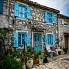 straat in Kroatië met blauwe deuren en ramen en van Steen ingelegde straat van ChrisWillemsen