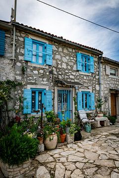 straat in Kroatië met blauwe deuren en ramen en van Steen ingelegde straat van ChrisWillemsen