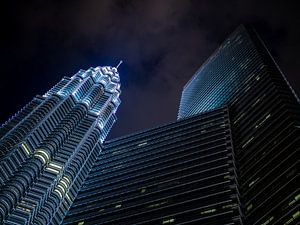 Petronas Towers in Kuala Lumpur bij nacht van Shanti Hesse