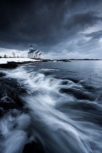 Landschap in Noorwegen aan zee met houten kerkje. van Voss Fine Art Fotografie