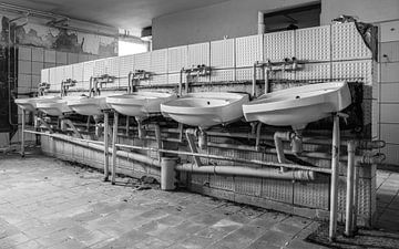 Wasruimte in een oude DDR-fabriek van Animaflora PicsStock