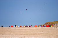 Vliegers boven het strand van Texel.