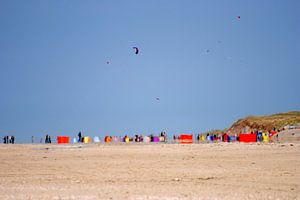 Vliegers boven het strand van Texel. von Margreet van Beusichem