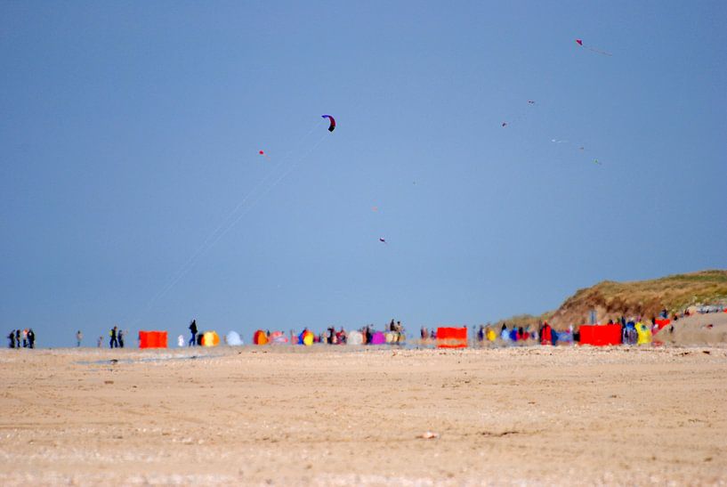 Vliegers boven het strand van Texel. par Margreet van Beusichem