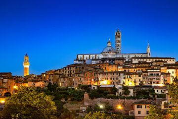 De skyline van Siena 's nachts van Dennis Eckert