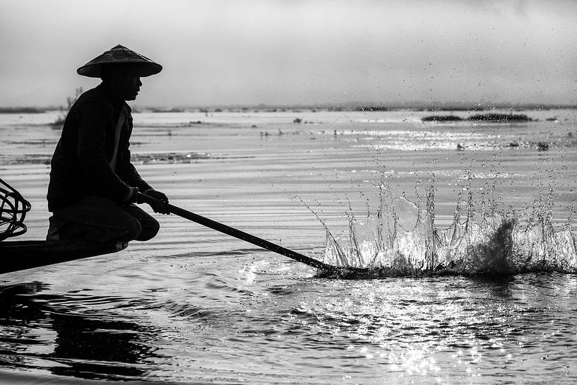 FISCHERS AT SUNRISE Vist AUF traditionelle Weg zum Inle See in Myanmar. Mit einem Korb wird der Fisc von Wout Kok