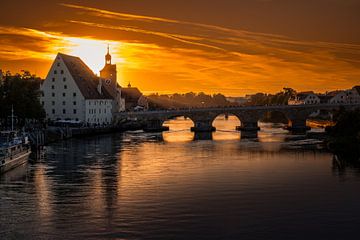 Zonsondergang aan de oever van de Donau in Regensburg