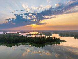 Lever de soleil doré au-dessus d'Elk Island sur Thomas Röell