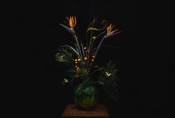 Fleur d'oiseau de paradis dans un vase sur Corrine Ponsen