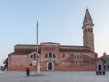 Kerk San Martino Vescovo op eiland Burano voor Venetie, Italie