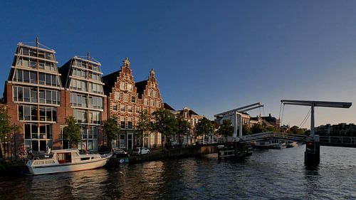 Gebouw de Olifant bij de ophaalbrug de gravestenenbrug aan het Spaarne in Haarlem