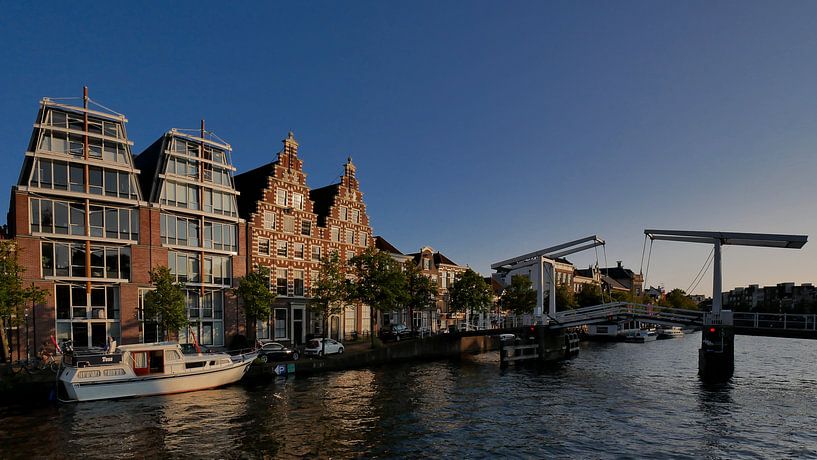 Gebouw de Olifant bij de ophaalbrug de gravestenenbrug aan het Spaarne in Haarlem van Remco van Kampen