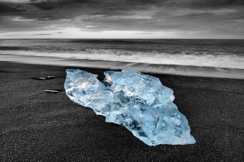 Lavé vers le haut du bloc d'iceberg à la plage volcanique par Sjoerd van der Wal Photographie