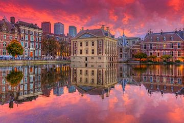 Prachtig avondrood boven Mauritshuis en Binnenhof Den Haag van Rob Kints