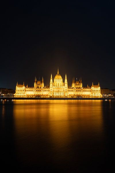 ungarisches Parlament bei Nacht von Endre Lommatzsch
