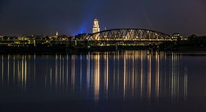 Nijmegen bei Nacht (von der Flussüberquerung aus)