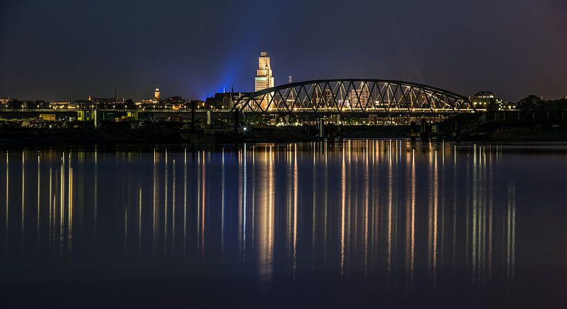 Nijmegen bij nacht (vanaf de Oversteek) van Henk Verheyen