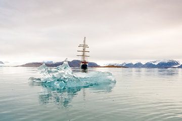 Tallschip Barquentine Antigua in de wateren van Spitsbergen