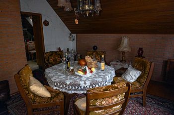 Huiselijke sfeer met drank op tafel.