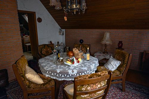 Huiselijke sfeer met drank op tafel.