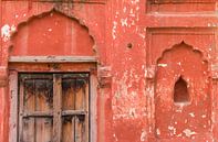 Bogen in de muur van een oud huis in Khajuraho van Marc Venema thumbnail